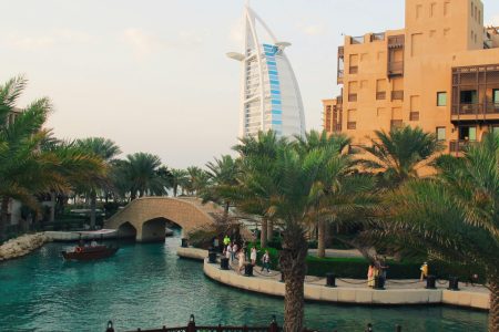 Dubai’de Yemek Fiyatları – Her Bütçeye Göre Lezzet Rehberi 