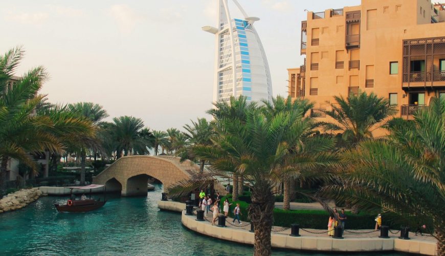 Dubai’de Yemek Fiyatları – Her Bütçeye Göre Lezzet Rehberi 