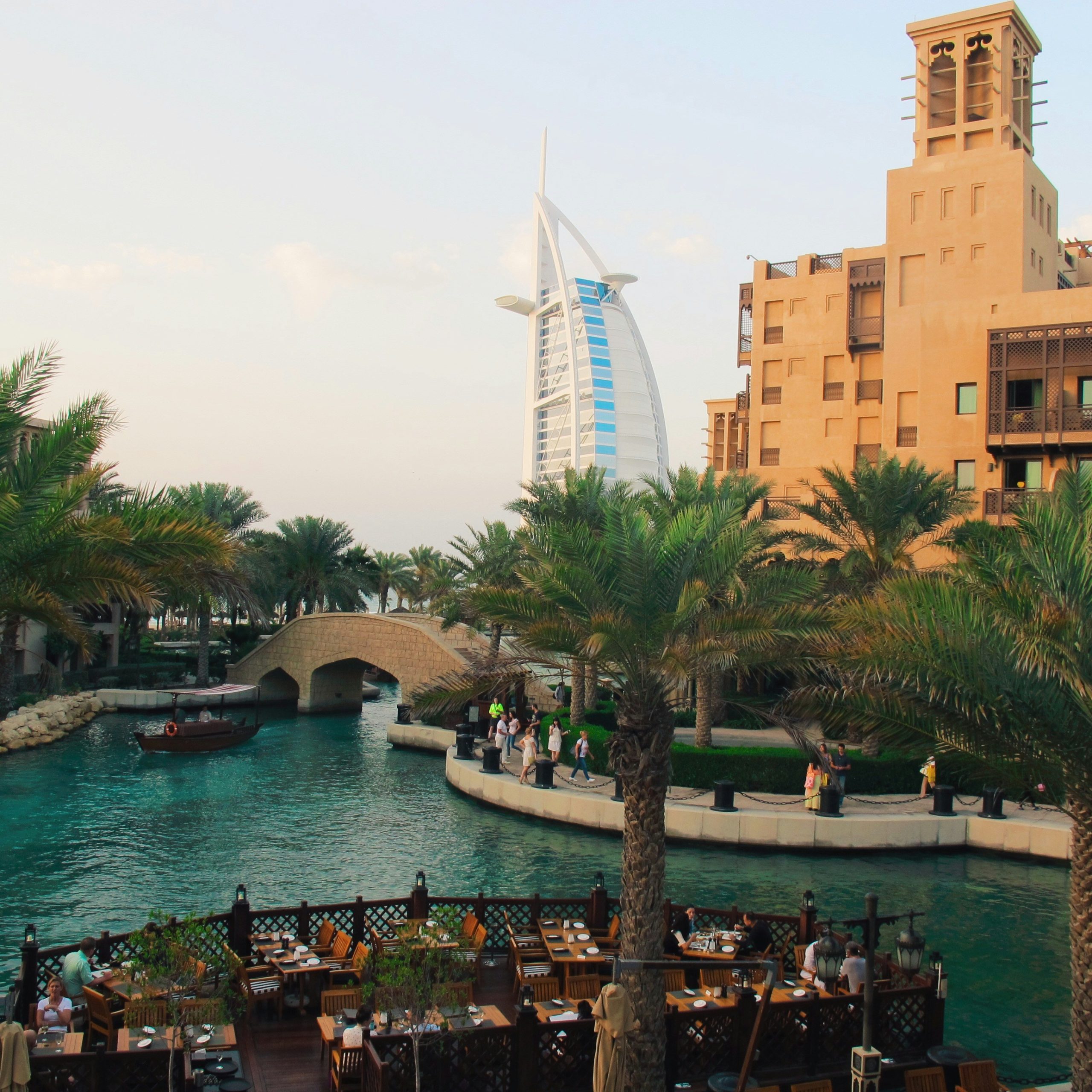 Dubai’de Yemek Fiyatları – Her Bütçeye Göre Lezzet Rehberi 